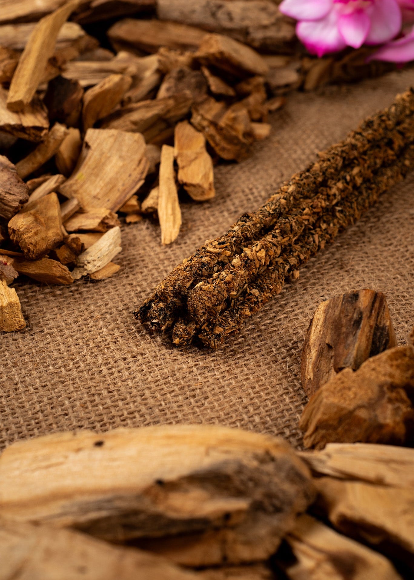 Handgjorda Palo Santo rökelsestickor med freesiadoft – biodynamisk rökelse från Sagrada Madre