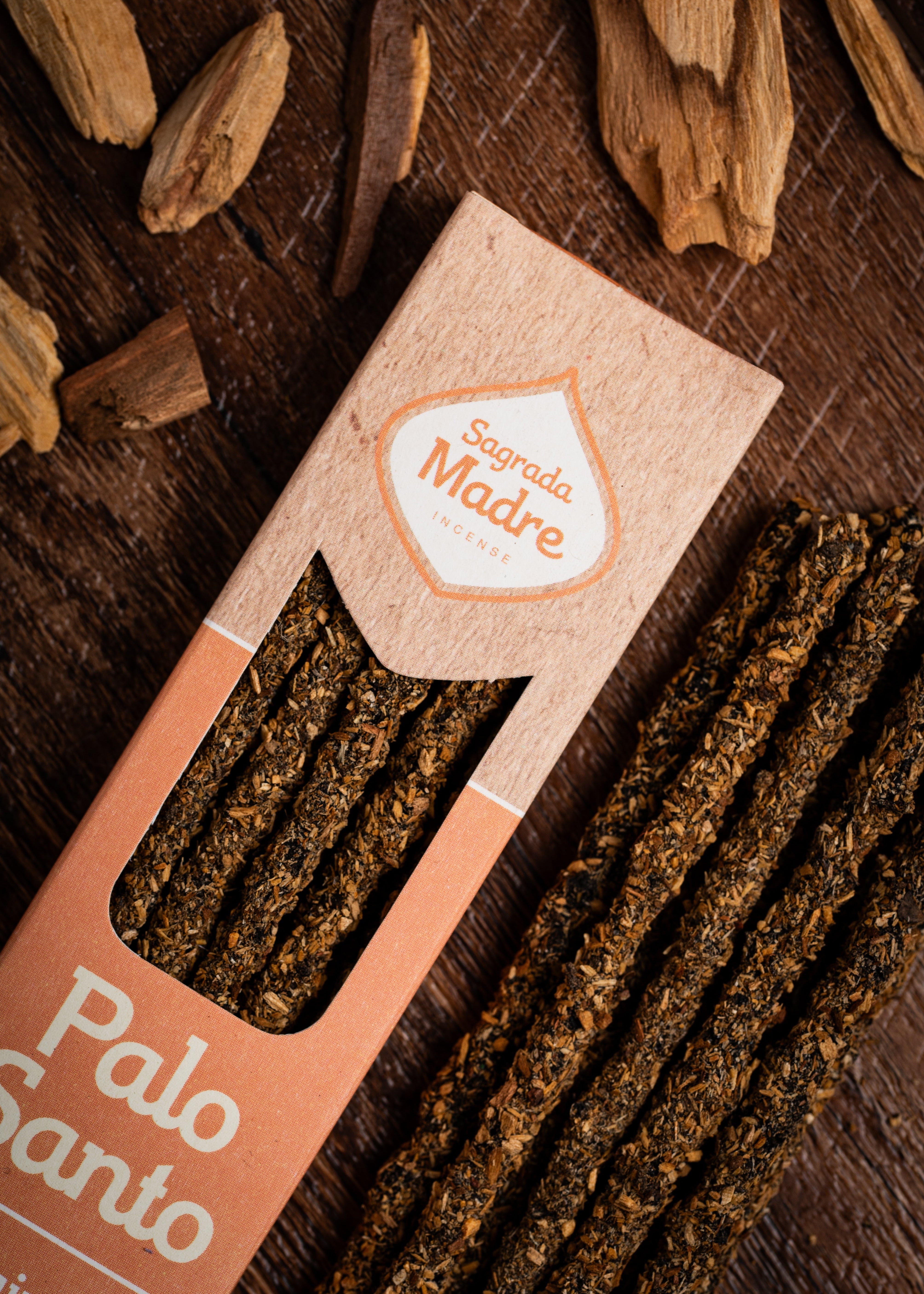 Palo Santo & Kanel rökelse från Sagrada Madre – 8 handgjorda stickor med 100% äkta Palo Santo från Peru