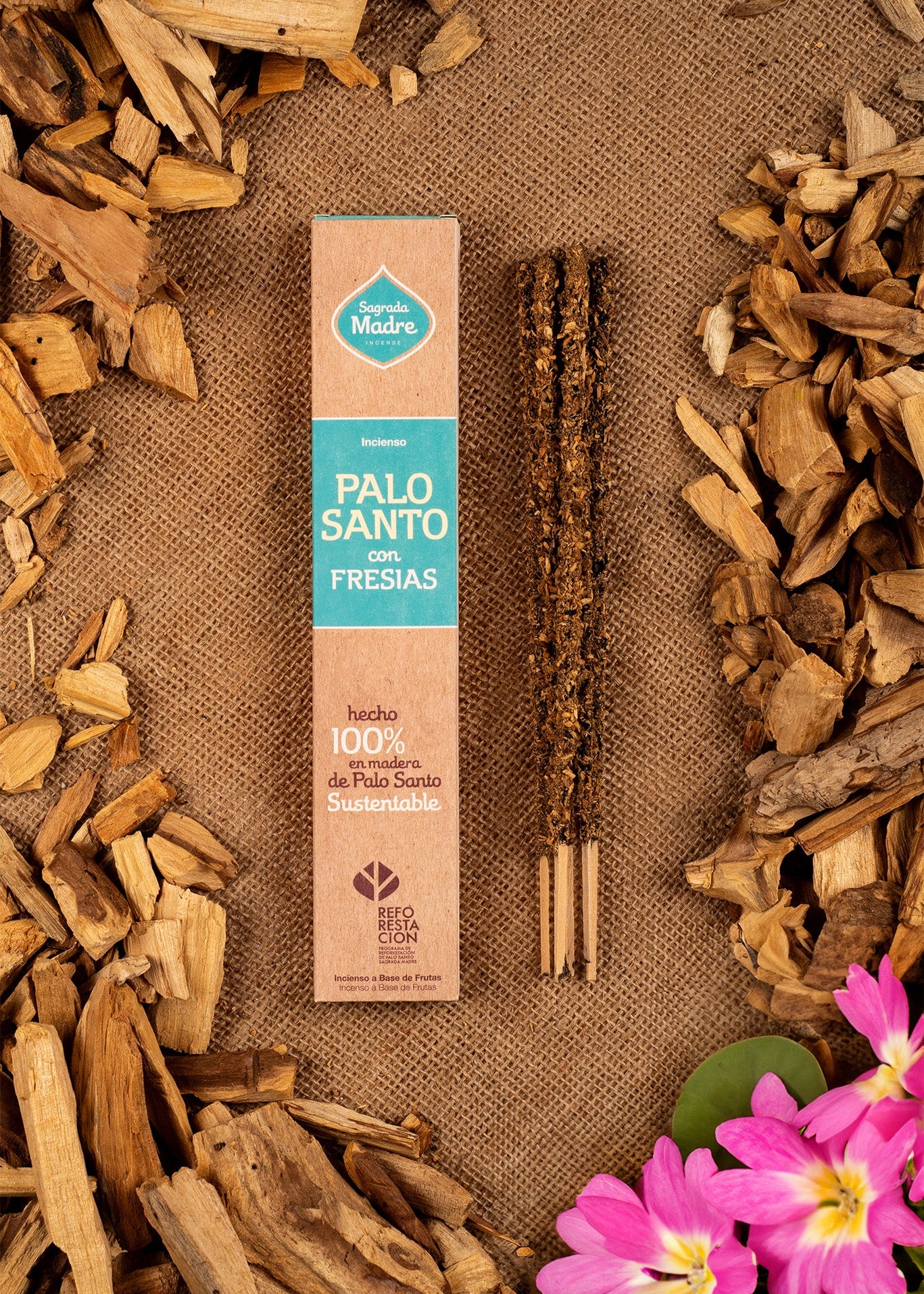 Palo Santo & Freesia rökelse från Sagrada Madre – 8 handgjorda stickor med extra lång brinntid